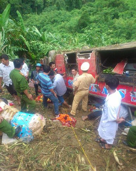 Quảng Nam Xe khách rơi xuống vực, ít nhất 1 người chết, 7 người bị thương